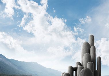 Açık havada, arka planda güzel manzaralı yüksek ve büyük taş sütunların görüntüsü. Duvar kağıdı, telif alanı olan arkaplan.