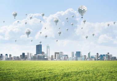 Binalar ve balon gökyüzünde ile modern cityscape