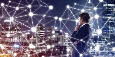 İşadamı gece cityscape sosyal bağlantı medya kavramı seyir karşı