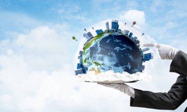 Dünya küre metal tepside sunulması ve üzerinde arka plan üzerinde bulutlu gökyüzü ile işaret beyaz eldivenli elinde garsonun kırpılmış görüntü. 3D render. Bu görüntü unsurları Nasa tarafından döşenmiştir.