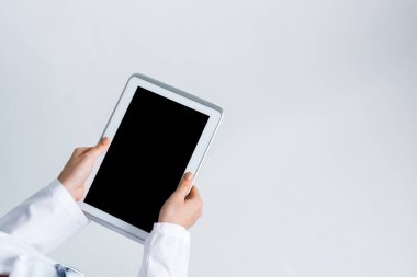 Tablet pc aygıtı doktorun elinde boş ekran ile