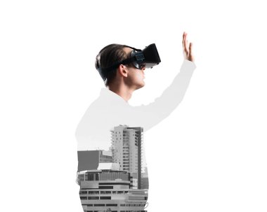 Sanal gerçeklik kulaklığı olan genç bir adam ya da şehrin arka planında 3 boyutlu gözlüklü.