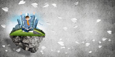ECO konsepti yüzen ada ve üzerinde kitap oturan mutlu çocuk.