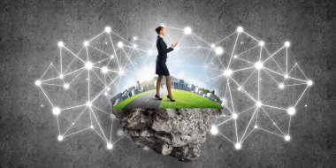 Uçan yeşil adada beton zeminde zarif bir iş kadını.