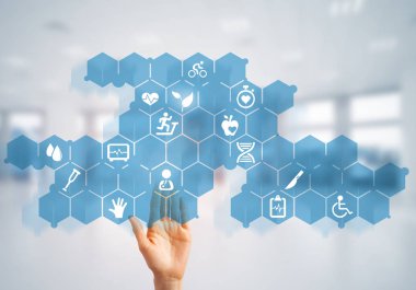 Kadın eli tıp konseptiyle medya ekranının simgesine dokunuyor