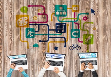 Ellerinde cihazlar bulunan üç kişilik bir grup iletişim ve ağ oluşturma sembolü olarak birlikte çalışıyor.