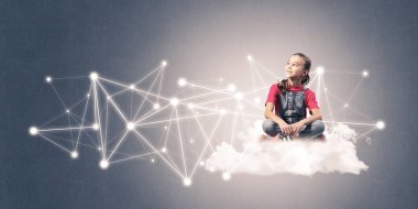 Sosyal bağlantı kavramı sunulması bulut üzerinde oturan sevimli gülümseyen kız