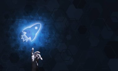 Koyu arkaplandaki ışık roketini gösteren insanlar