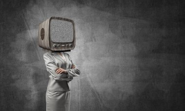 Arka plan üzerinde duran gri karanlık Duvar ile boş oda içinde iş kadını kıyafetli kafa silah tutmak yerine eski Tv ile geçti.