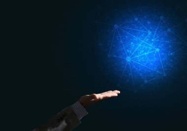 İş adamı boş bir yere işaret ediyor, modern teknoloji kavramına.