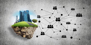 Beton zemin üzerinde çimen ve şehir manzarası olan güzel küçük bir ada.