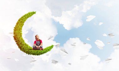 Ay ve kağıt uçaklar etrafında uçan üzerinde oturan sevimli kız