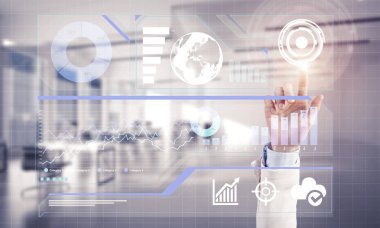 Medya arayüzü ile çalışan iş kadınının eli ekranda ve ofis içi arka planda