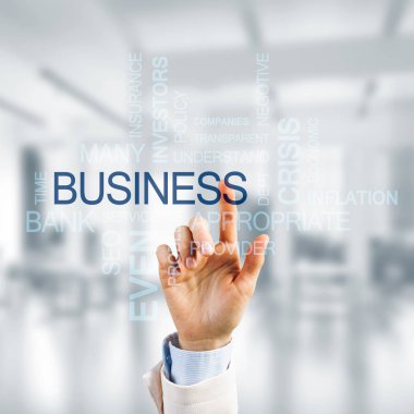 İş kadını elinin parmaklarıyla dokunarak iş dünyasına ait kavramsal sözcüklere yakınlaşması