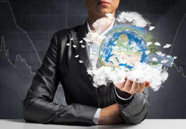 İş binaları ile dünya küre elinde tutmak ve kağıt uçak uçan takım elbiseli adamı closeup. Bu görüntü unsurları Nasa tarafından döşenmiştir.