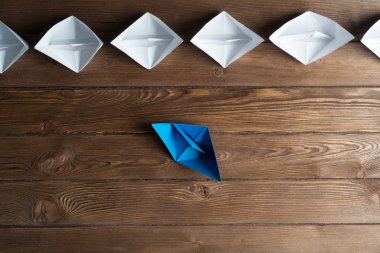 Tahta masadaki origami tekneleri.