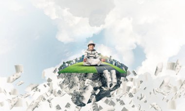 Genç küçük çocuk gözleri kapalı ve Adası arasında kağıtları ile bulutlu gökyüzü arka plan üzerinde uçan uçan üzerinde meditasyon sırasında konsantre seyir tutmak. 3D render.