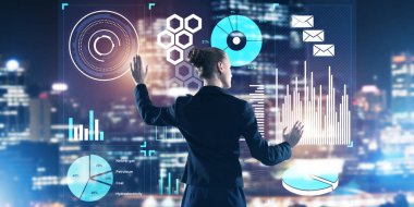 Sanal panel ve gece şehir vasıl geçmiş çalışma iş kadını arkadan görünüm