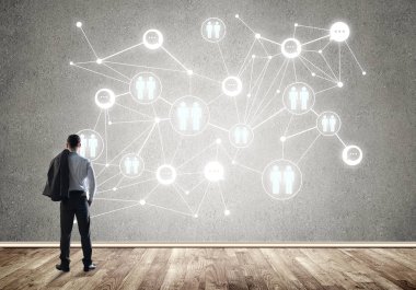 Arkadan görünüşü çizilmiş sosyal bağlantı kavramı ile duvara bakarak işadamı