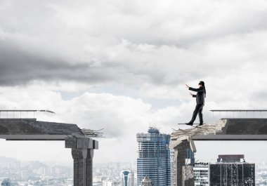 Gizli tehditlerin ve risklerin sembolü olarak beton köprüde gözü kapalı yürüyen bir iş adamı. Arka planda şehir manzarası. 3B görüntüleme.