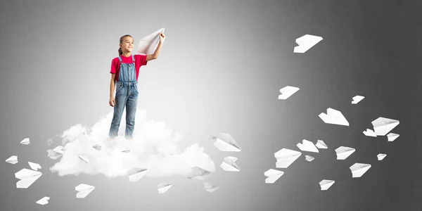 Menina Bonito Garoto Nuvem Aviões Papel Voando Redor — Fotografia de Stock