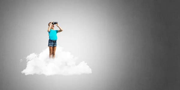 Nettes Kleines Mädchen Das Auf Wolke Steht Und Ein Fernglas — Stockfoto