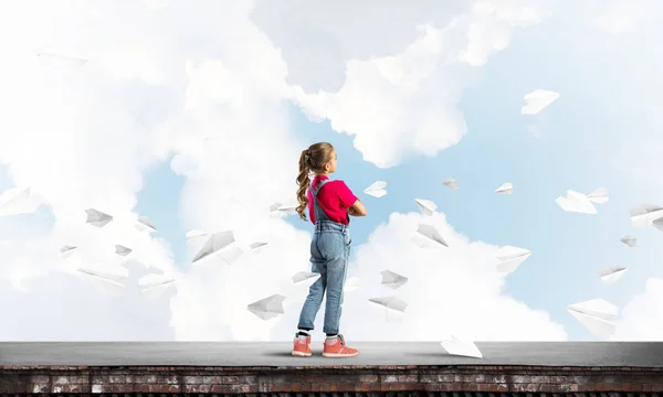 Dziewczyna Słodkie Dziecko Stojąc Dachu Papierowe Samoloty Latające Wokół Budynku — Zdjęcie stockowe