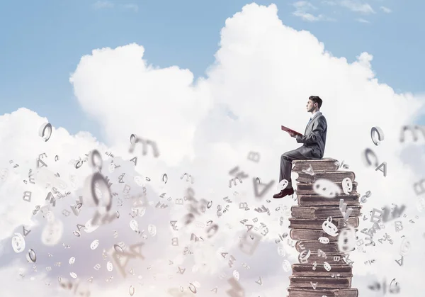 Joven Hombre Negocios Sentado Montón Libros Con Uno Las Manos — Foto de Stock