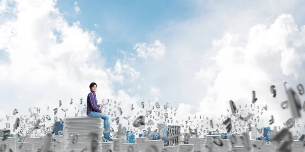Νεαρός Άνδρας Casual Ένδυσης Συνεδρίαση Μεταξύ Φέρουν Γράμματα Cloudly Skyscape — Φωτογραφία Αρχείου