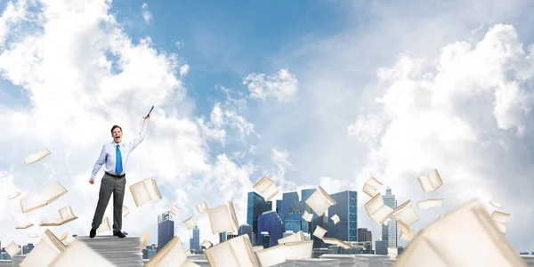 Uomo Affari Tenere Mano Con Libro Piedi Mentre Piedi Tra — Foto Stock