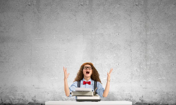 Junge Und Schöne Schriftstellerin Mit Hut Und Brille Mit Schreibmaschine — Stockfoto