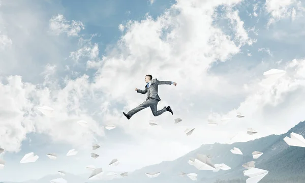 Zakenman Pak Lopen Lucht Onder Het Papier Vliegtuigen Vliegen Als — Stockfoto