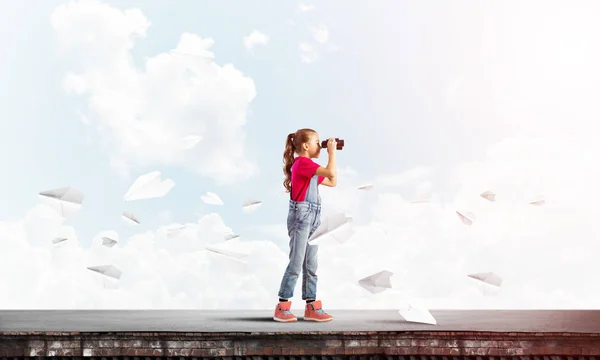 Ragazza Carina Età Scolare Sul Tetto Della Costruzione Guardando Binocolo — Foto Stock