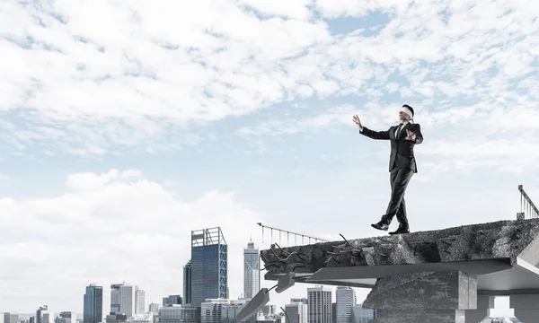 Uomo Affari Che Cammina Bendato Ponte Cemento Con Enorme Divario — Foto Stock