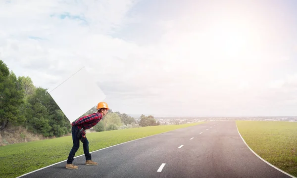 Homem Carregando Suas Costas Grande Caixa — Fotografia de Stock