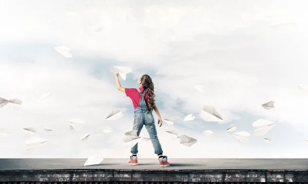 Симпатичная Счастливая Девочка Вершине Здания Играет Бумажным Самолетом — стоковое фото