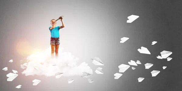 Roztomilé Dítě Dívka Sedí Cloudu Dalekohled Papír Letadla Lítají — Stock fotografie
