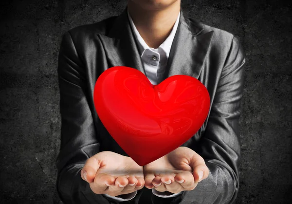 Przycięte Zdjęcie Biznesmena Kolorze Prezentuje Duże Czerwone Serce Jego Ręce — Zdjęcie stockowe