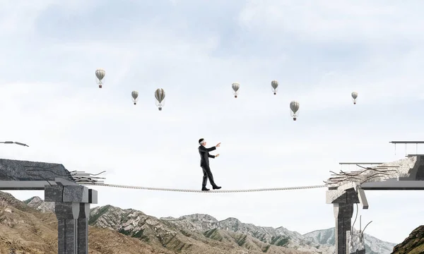 Zakenman Lopen Geblinddoekt Touw Boven Enorme Kloof Brug Als Symbool — Stockfoto