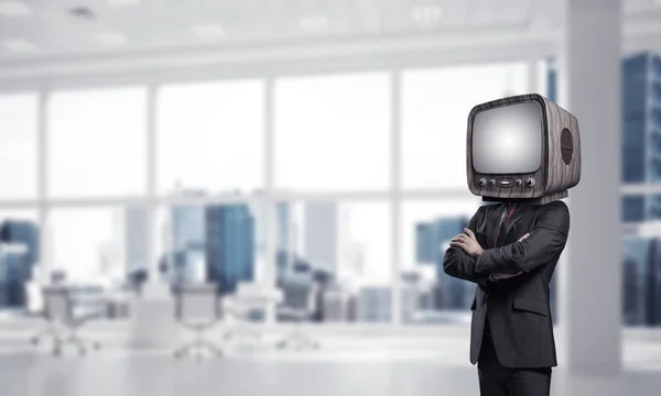 代わりに事務所の建物の中に立っている間 腕組みを維持する頭の古いテレビとスーツのビジネスマンの画像をトリミング — ストック写真