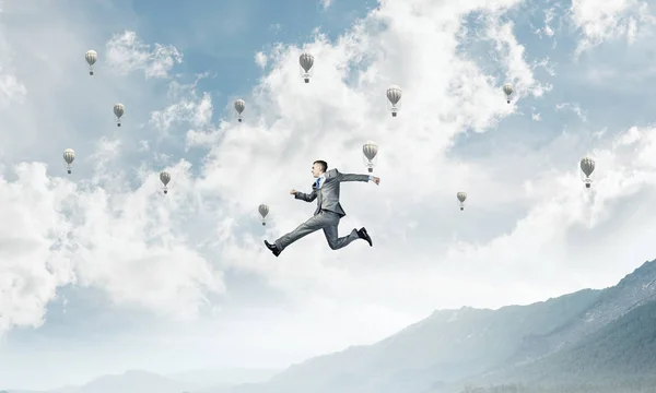 Hombre Negocios Traje Corriendo Aire Como Símbolo Posición Vida Activa — Foto de Stock