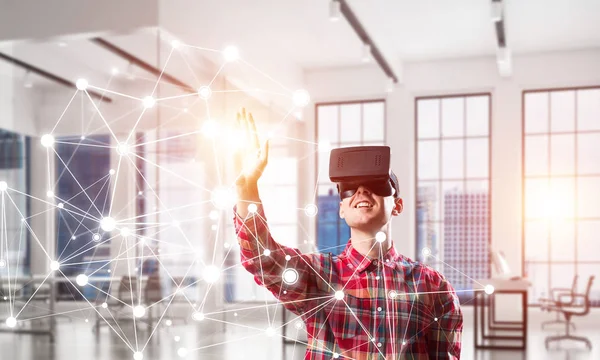 Jonge Man Met Virtual Reality Headset Bril Achtergrond Van Verbinding — Stockfoto