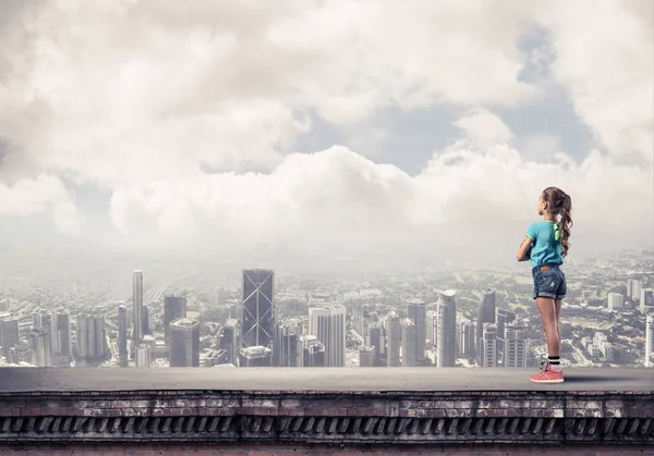 Dziewczyna Słodkie Dziecko Stojąc Budynek Dach Ręce Skrzyżowane Klatce Piersiowej — Zdjęcie stockowe