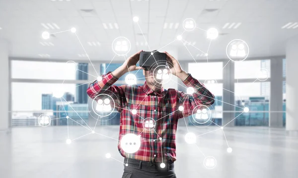Ung Man Med Virtuell Verklighet Headset Eller Glasögon Över Anslutning — Stockfoto