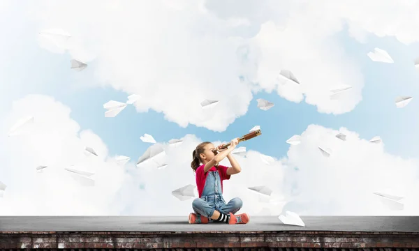 Schattig Kind Meisje Zitten Het Dak Van Het Huis Zoek — Stockfoto