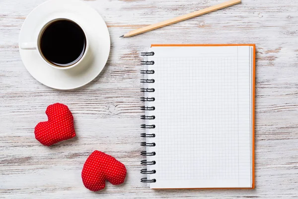 Kaffekopp Anteckningar Penna Och Två Röda Hjärtan Träytan — Stockfoto