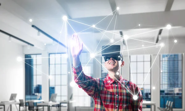 Jonge Man Met Virtual Reality Headset Bril Achtergrond Van Verbinding — Stockfoto