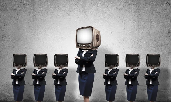 Επιχειρηματίες Κοστούμια Παλιά Τηλεόραση Αντί Για Κεφάλι Τους Κρατώντας Χέρια — Φωτογραφία Αρχείου