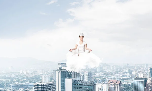 Жінка Білому Одязі Тримає Очі Закритими Зосередженими Роздумуючи Над Хмарою — стокове фото