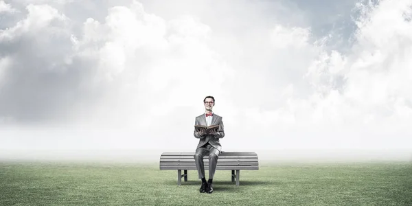 Hombre Divertido Gafas Rojas Traje Sentado Banco Libro Lectura — Foto de Stock